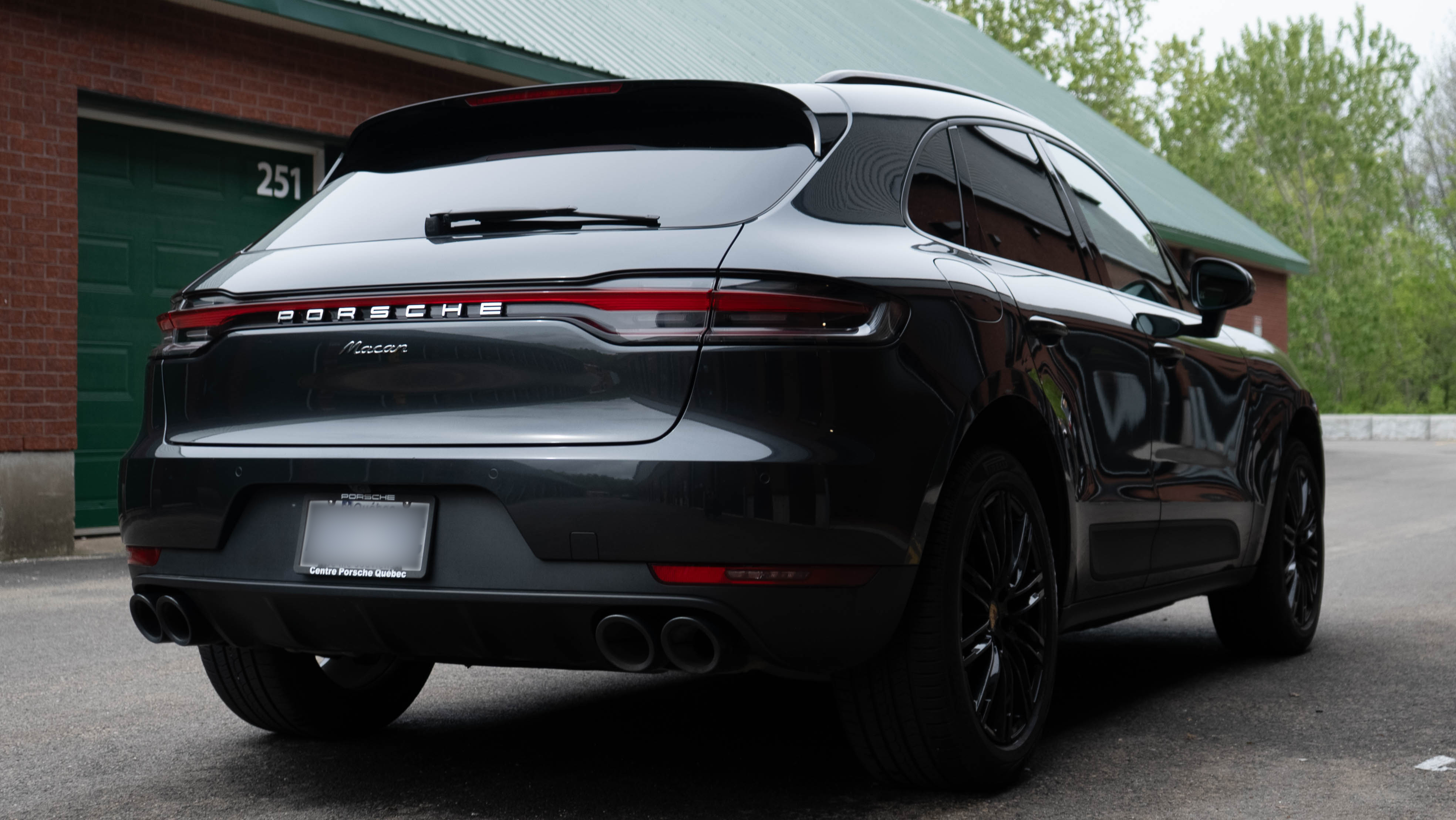 Finition noire d’une Porsche confiée à Pro Esthétique